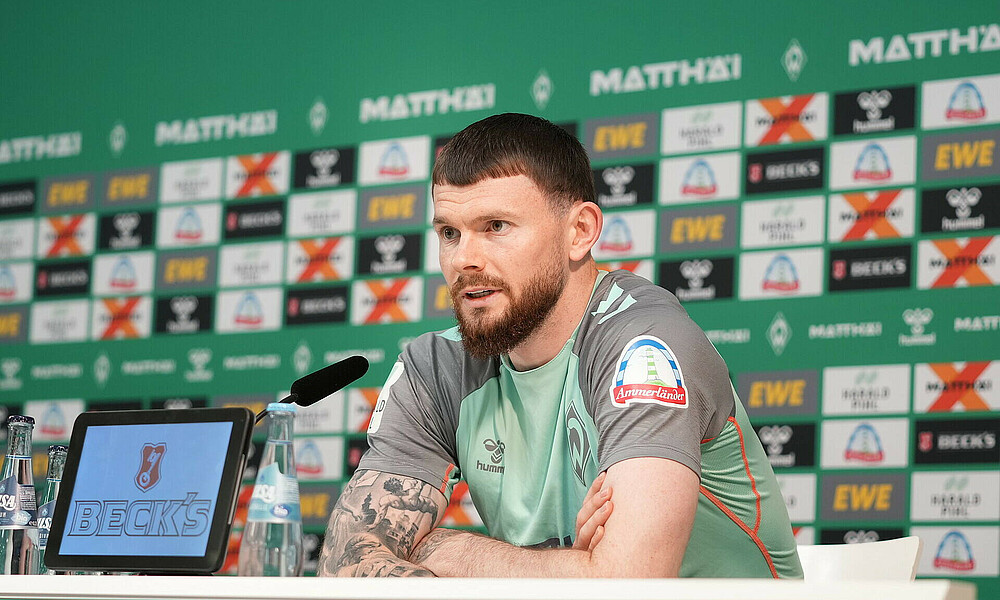 Oliver Burke im PK-Raum von Werder Bremen