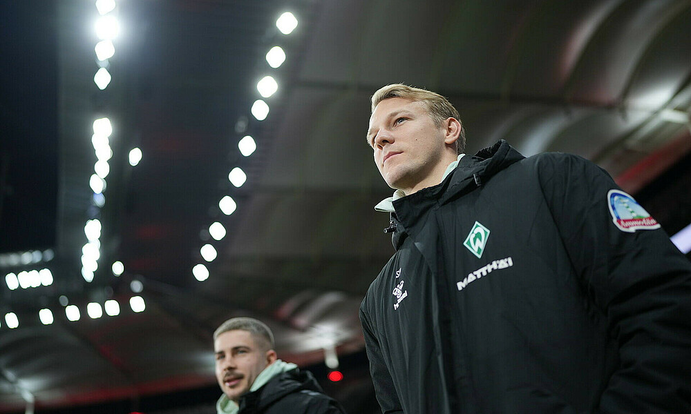 Marco Grüll blickt nach oben auf dem Weg auf den Platz bei Eintracht Frankfurt