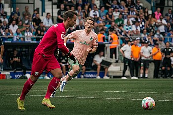 null Jens Stage macht Druck auf Manuel Riemann.