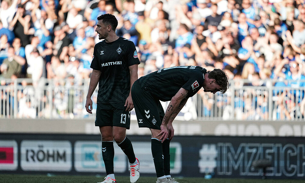 Woltemade mit hängendem Kopf, Veljkovic mit leerem Blick.