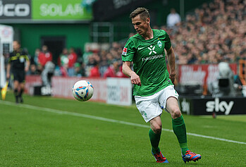 null Markus Rosenberg mit Ball am Fuß.