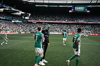 Ole Werner mit Mitchell Weiser auf dem Platz. 