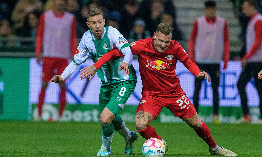 null Mitchell Weiser im Zweikampf mit David Raum.