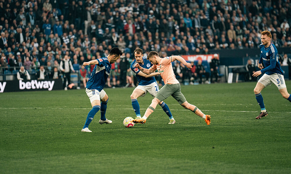 Mitchell Weiser im Dribbling gegen drei Schalker. 