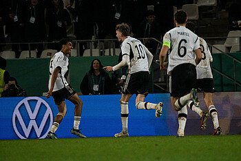 Nick Woltemade jubelt mit seinen Nationalmannschaftskollegen.