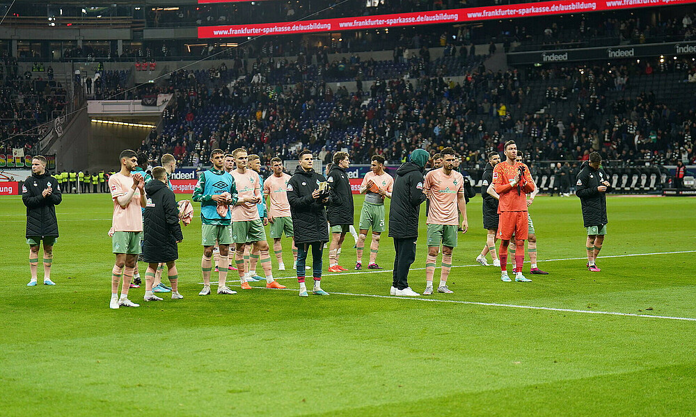 Die Mannschaft applaudiert vor der Kurve. 