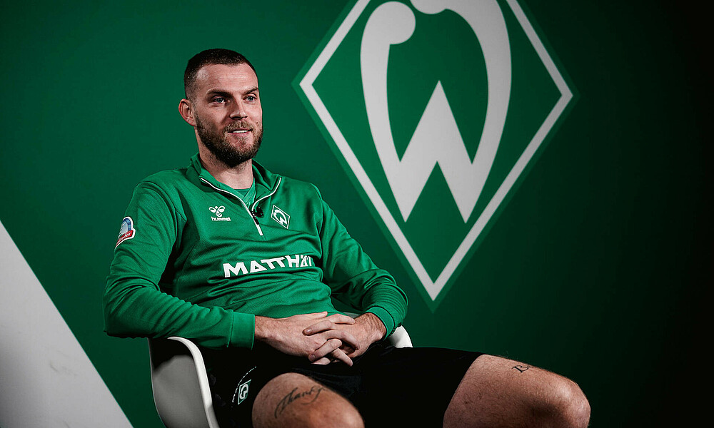 Marvin Ducksch sitzt beim Interview mit Werder.TV.
