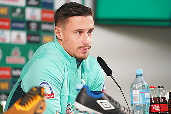 Marco Friedl in einer Medienrunde am Mikrofon.