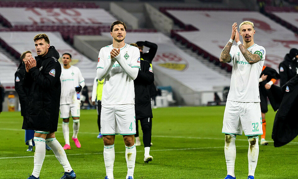 Die Mannschaft applaudiert dem Anhang. 