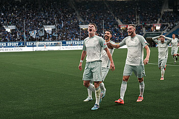 null Jens Stage jubelt.