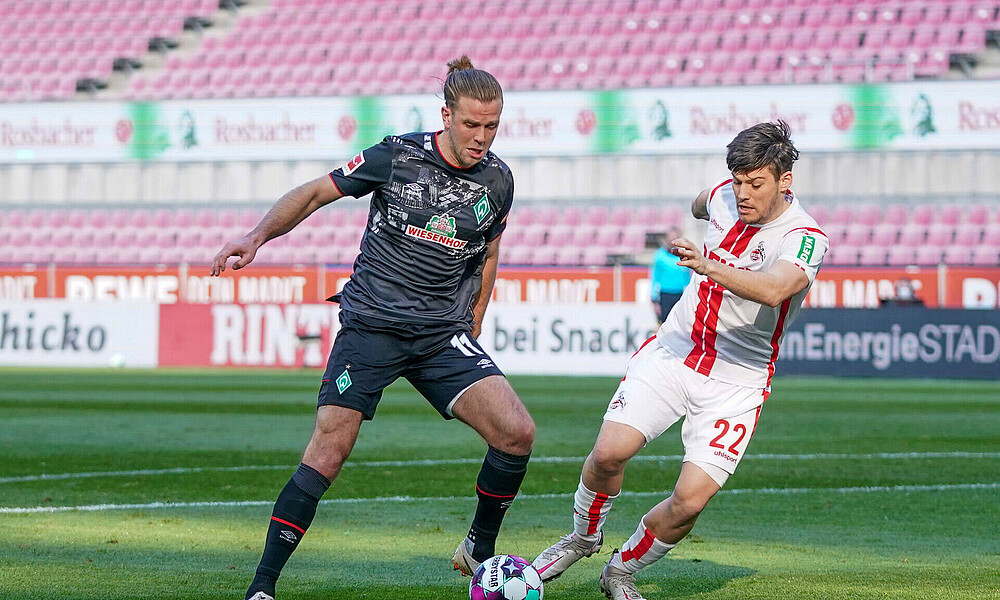 Niclas Füllkrug vom SV Werder Bremen im Zweikampf mit Kölns Jorge Meré.