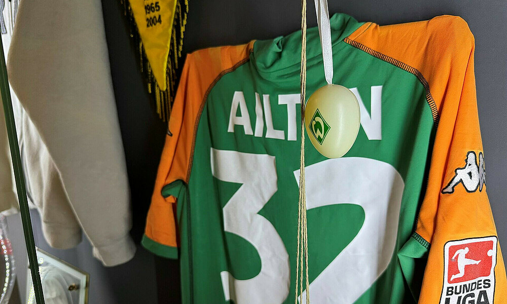 Trikotvon Ailton mit der Nummer 32 und Ostereiern
