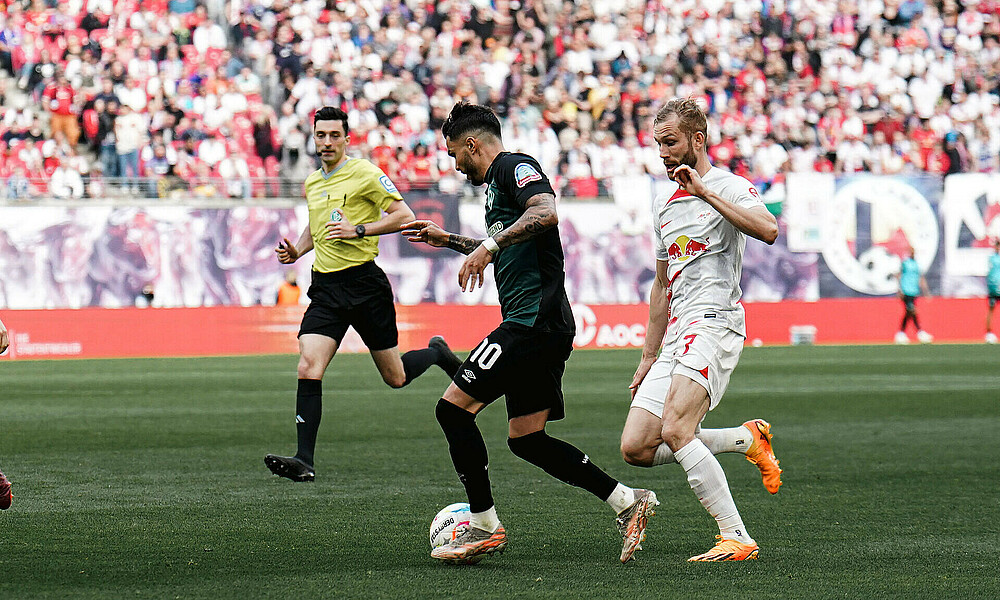 null Leonardo Bittencourt am Ball, vefolgt von Konrad Lainer.