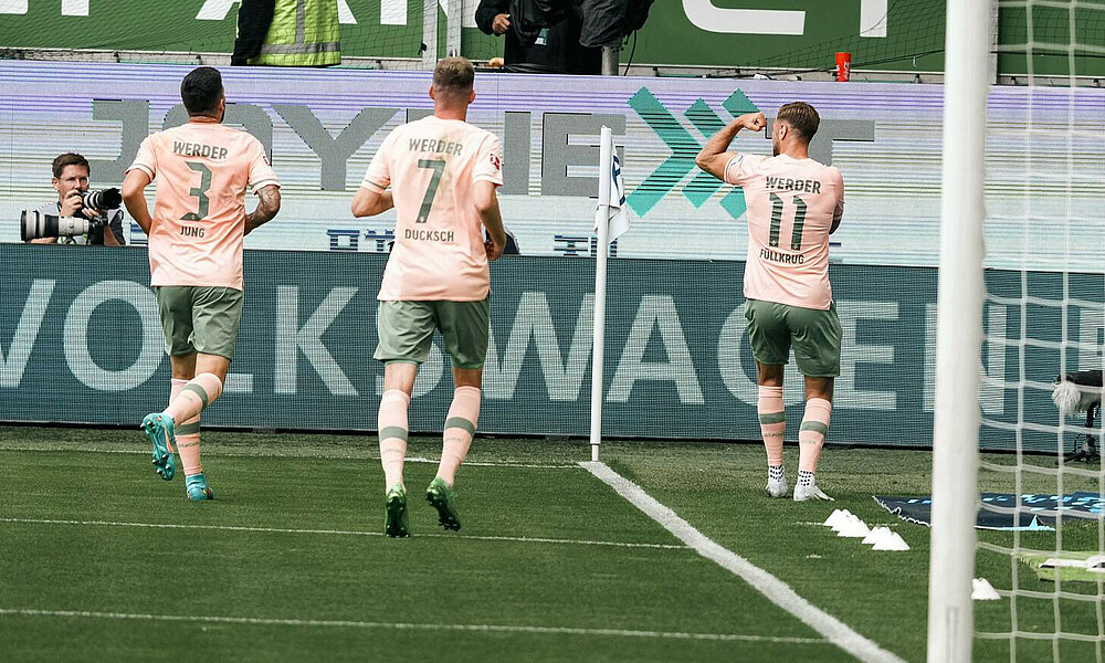 Niclas Füllkrug jubelt mit angespanntem Bizeps.