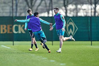 Theodor Gebre Selassie und Niklas Moisander im Training.