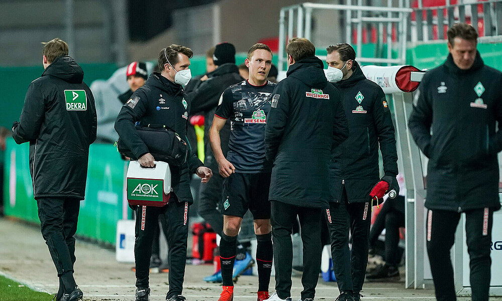 Ludwig Augustinsson verletzt am Spielfeldrand gegen SSV Jahn Regensburg