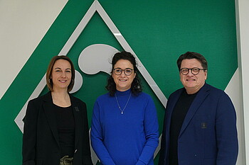 Laufmann, Ryglewski und Hess-Grunewald vor einer Werder-Raute. 