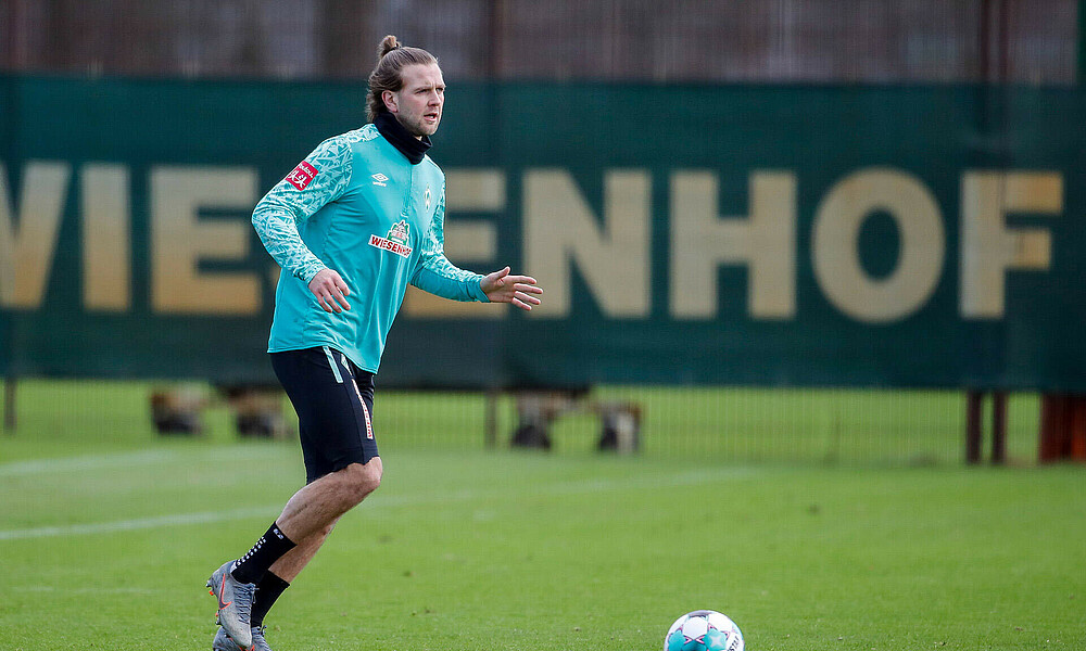 Niclas Füllkrug läuft im Training mit dem Ball am Fuß.
