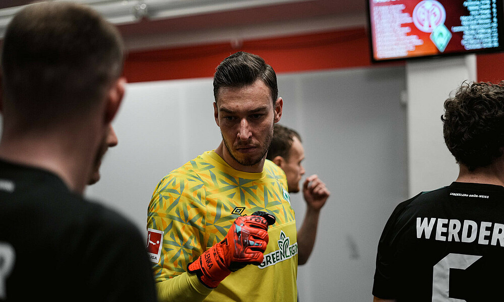 Jiri Pavlenka begrüßt einen Mitspieler.