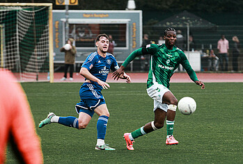 Joel Imasuen mit Blick auf den Ball. 