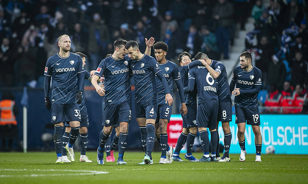 Die Bochumer bejubeln einen Treffer. 