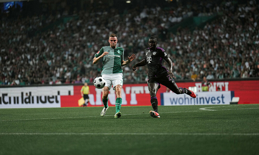 Ducksch im Zweikampf mit Upamecano. 