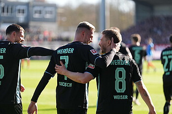 Marvin Ducksch bejubelt sein Tor mit Mitchell Weiser. 