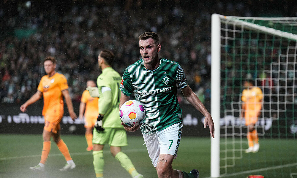 Ducksch mit dem Ball in der Hand