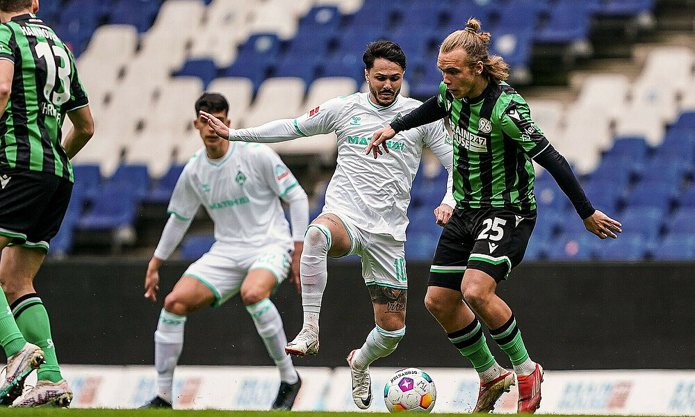 Bittencourt im Zweikampf mit einem Hannoveraner. 