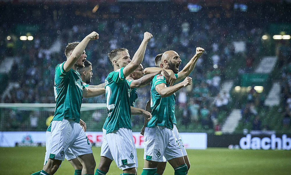 Werderspieler um Ömer Toprak feiern im wohninvest WESERSTADION.