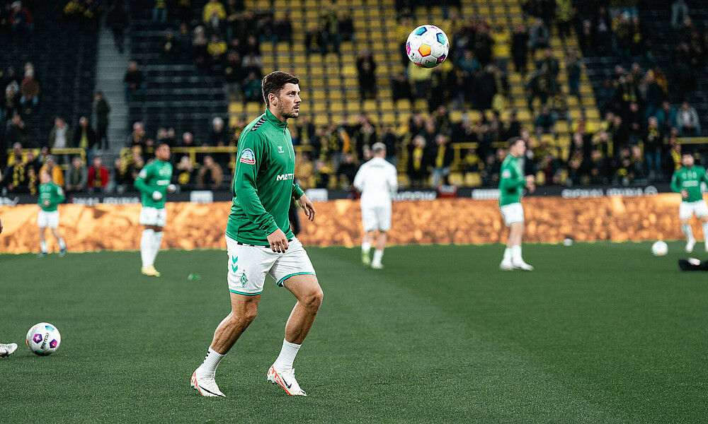 Dawid Kownacki schaut auf den Ball. 