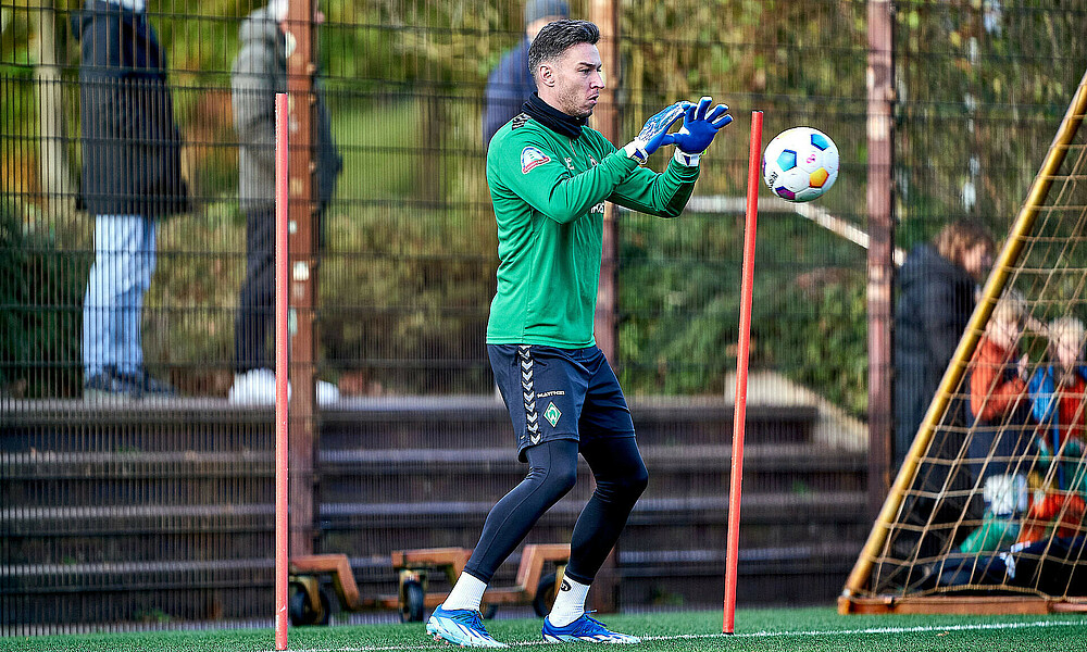 Jiri Pavlenka fängt einen Ball im Training.