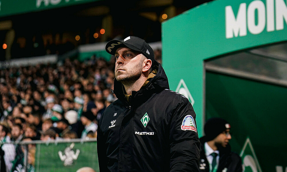 Ole Werner mit Blick nach oben aus dem Kabinengang kommend. 