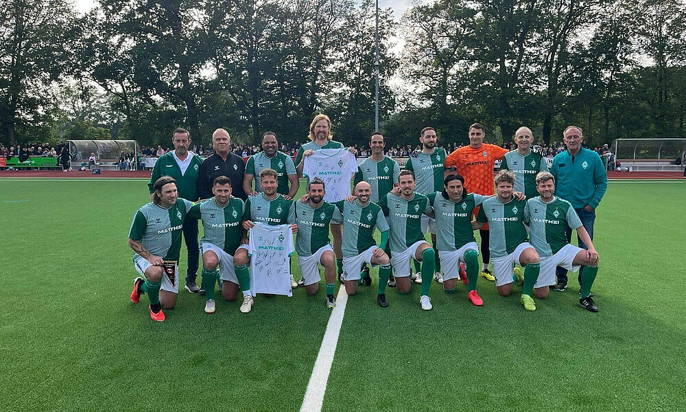 null Das Mannschaftsbild der Traditionself vor dem Spiel gegen VfB Uplengen.