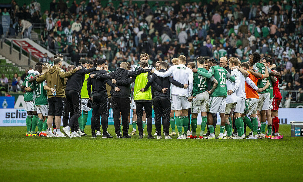 null Die Mannschaft steht geschlossen im Kreis.