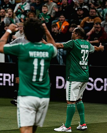 null Ailton und Valdez bejubeln ein Tor.