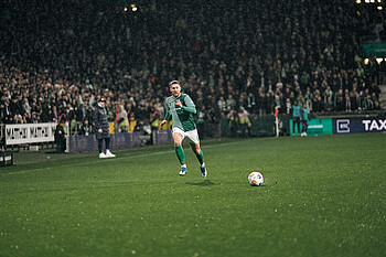 Mitchell Weiser läuft mit dem Ball nach vorne.