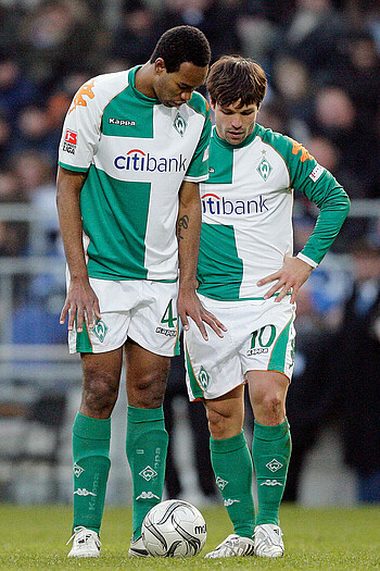 Diego steht neben Naldo.