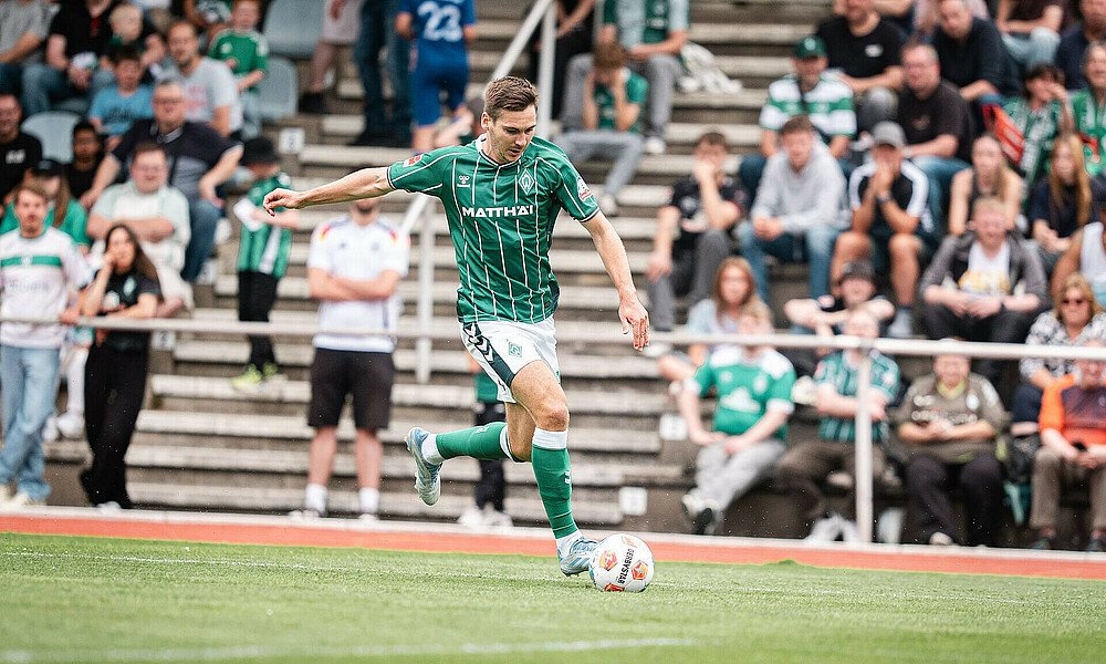 null Max Wöber beim Testspiel in Verden am Ball