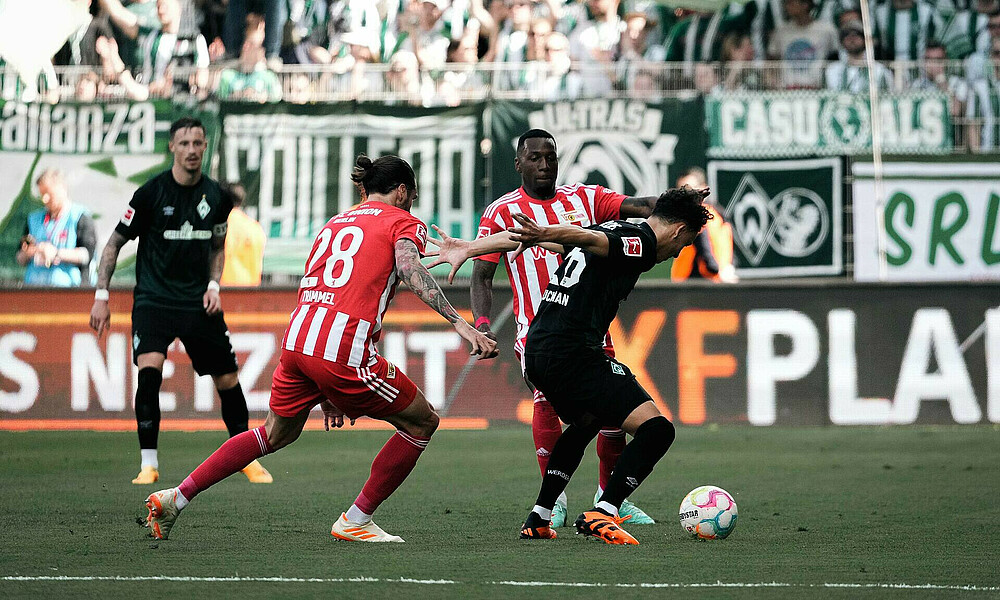 null Lee Buchanan im Duell mit Trimmel und Becker.