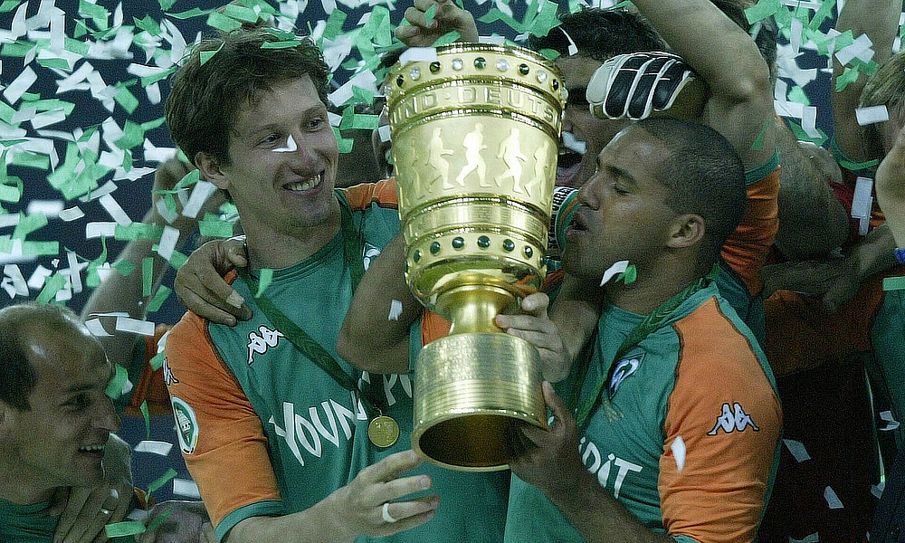 Frank Baumann und Ailton mit dem DFB-Pokal im Jahr 2004.