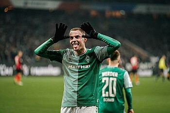 Ducksch macht seinen Torjubel.