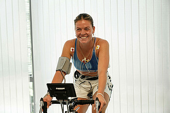 Juliane Wirtz sitzt beim Belastungs-EKG auf dem Ergometer.