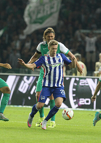 Weiser bei Hertha Mitchell Weiser im Hertha-Trikot. Hinter ihm Jannik Vestergaard im Werder-Trikot.