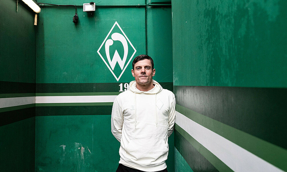 Lars Uder vor der Werder-Raute.