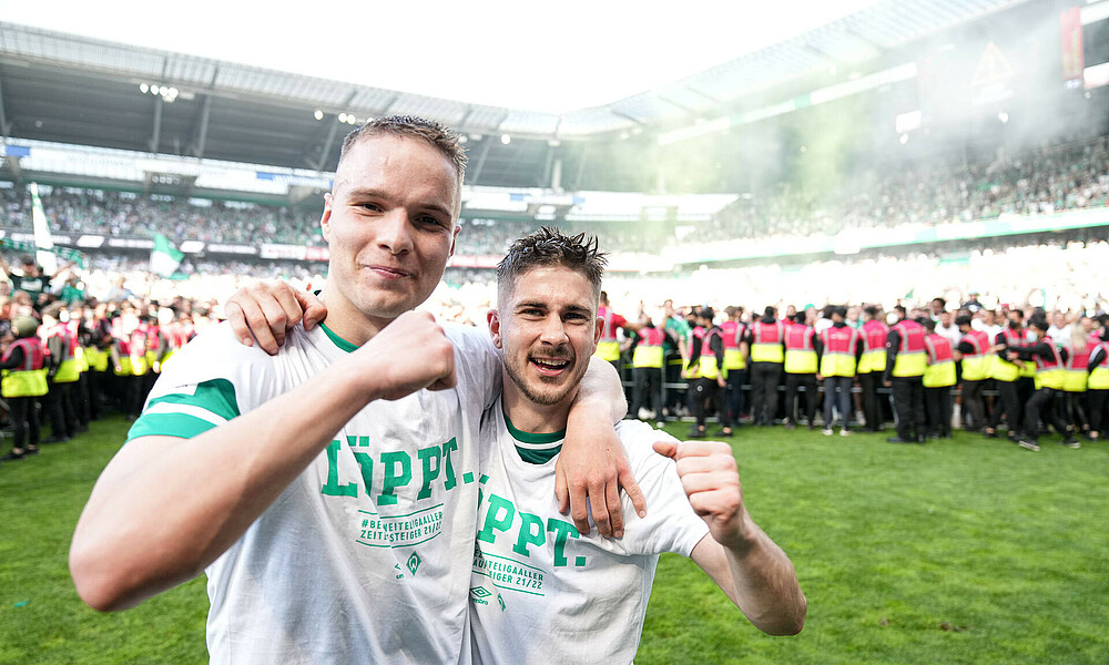 null Niklas Schmidt jubelt gemeinsam mit Romano Schmid.