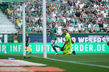 null Bittencourt und Sava schauen dem Ball hinterher.