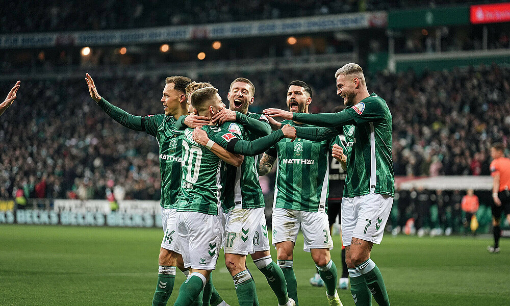 Die Mannschaft jubelt. 