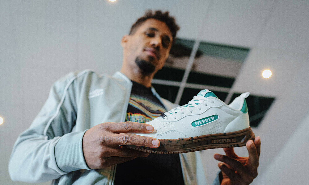 null Theodor Gebre Selassie präsentiert den Sneaker.