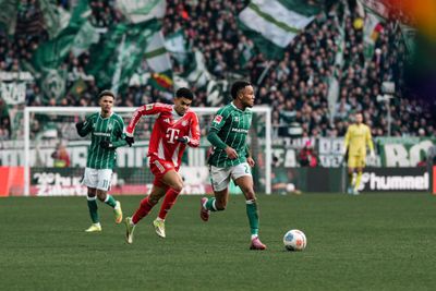 Felix Agu mit Ball am Fuß, Luis Diaz verfolgt ihn.